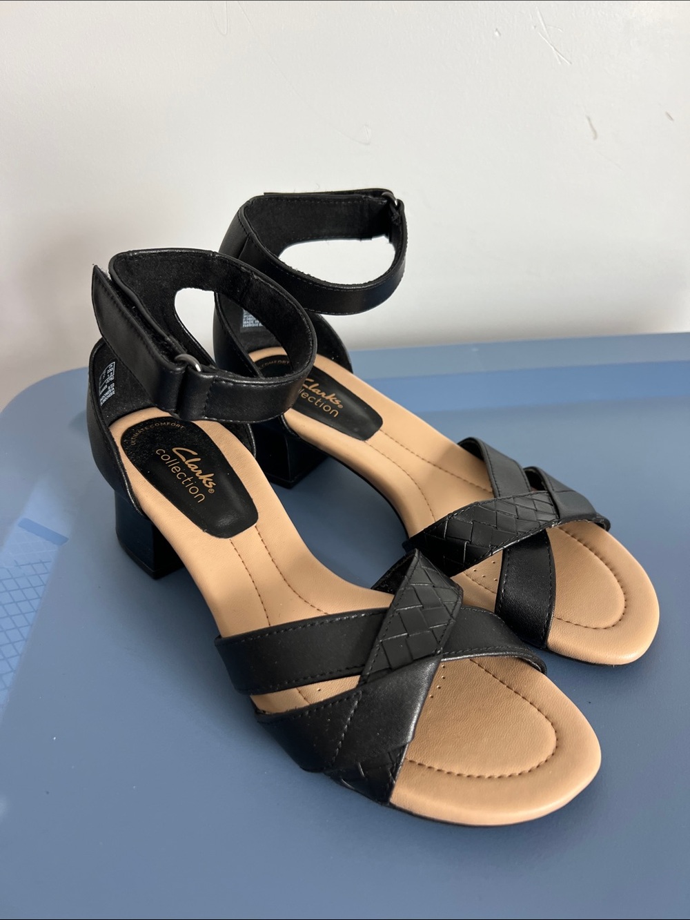 Clarks desirae lily black leather tan open toe adjustable strap sandals 6.5